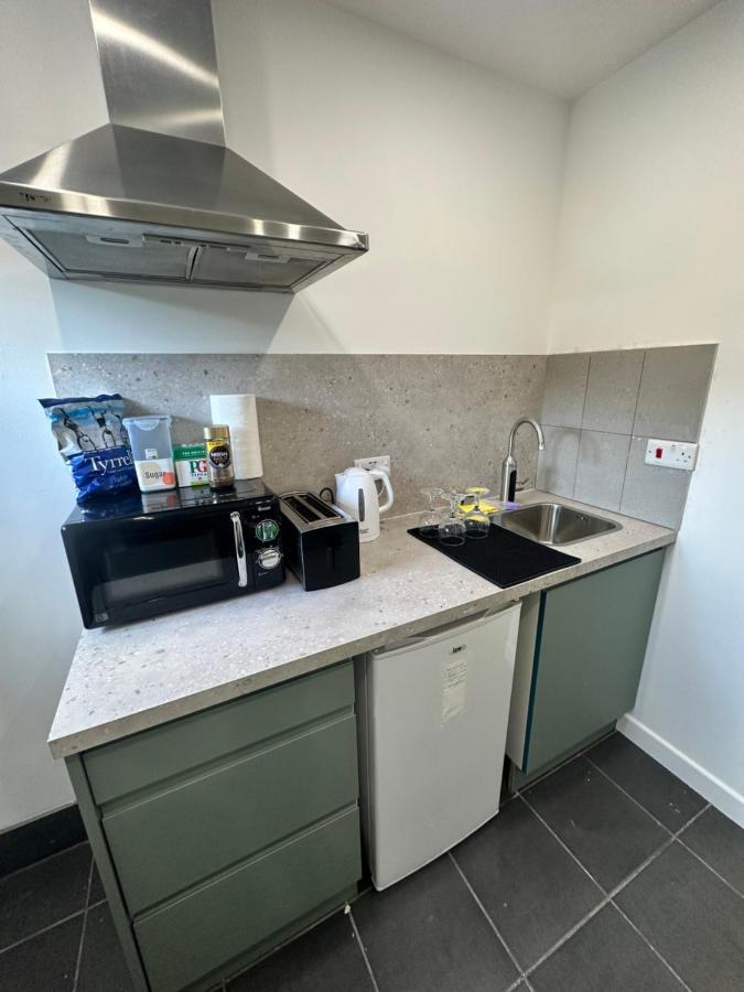 Modern Flat In Central Egham By Windsor Castle, Staines-Upon-Thames And Heathrow Airport Exterior photo