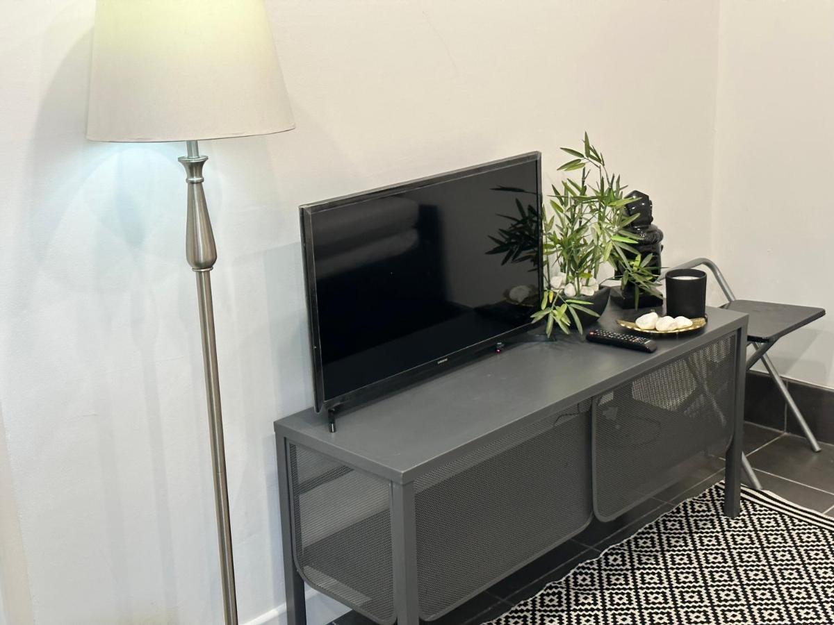 Modern Flat In Central Egham By Windsor Castle, Staines-Upon-Thames And Heathrow Airport Exterior photo